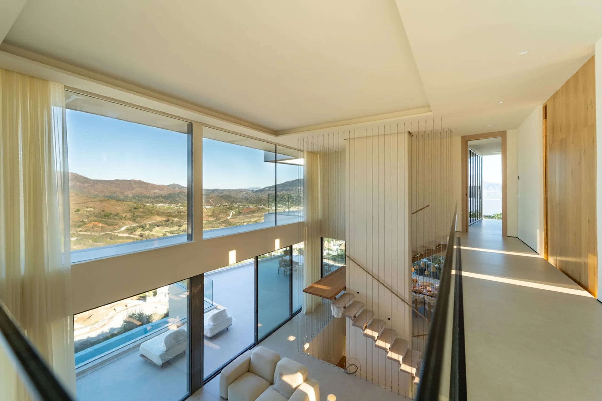 House - Detached Villa в продаже в Mijas, Málaga. В доме 5 спален и 5 ванных комнат. Площадь дома 890 м². Площадь участка 1519 м²