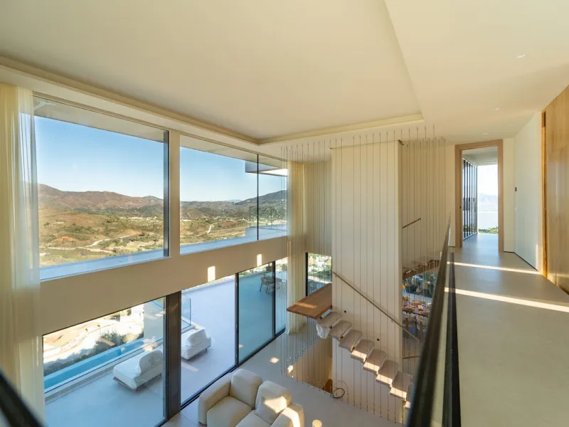 House - Detached Villa в продаже в Mijas, Málaga. В доме 5 спален и 5 ванных комнат. Площадь дома 890 м². Площадь участка 1519 м²