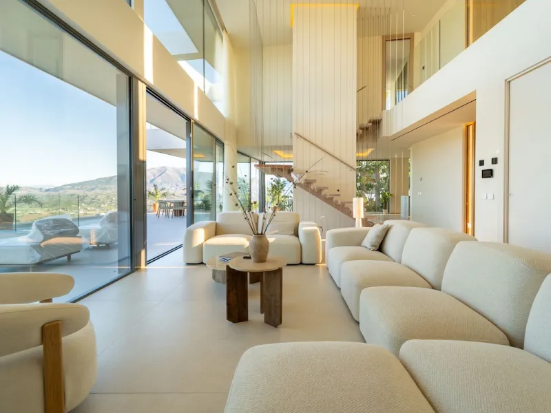 House - Detached Villa в продаже в Mijas, Málaga. В доме 5 спален и 5 ванных комнат. Площадь дома 890 м². Площадь участка 1519 м²