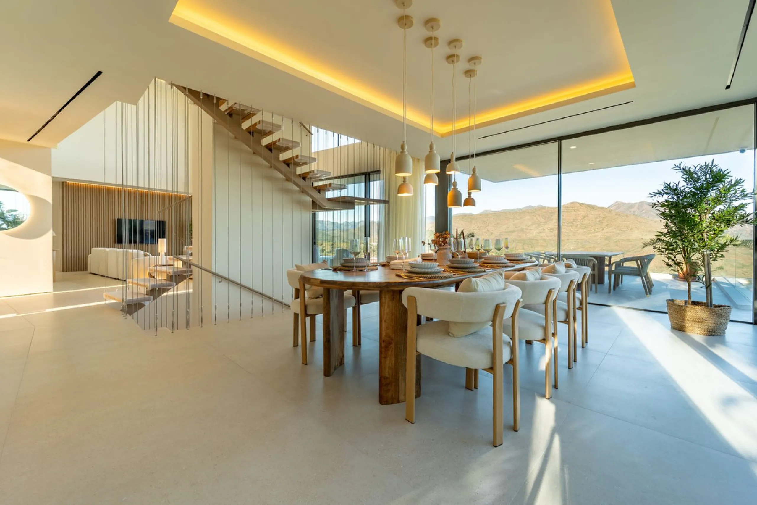 House - Detached Villa в продаже в Mijas, Málaga. В доме 5 спален и 5 ванных комнат. Площадь дома 890 м². Площадь участка 1519 м²