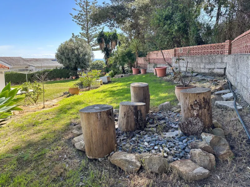 Villa with 1,500 m² Plot and Sea Views in Estepona – A Unique Opportunity with Great Potential