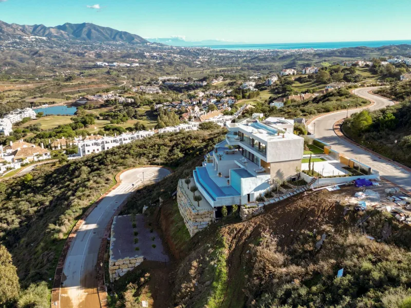 House - Detached Villa в продаже в Mijas, Málaga. В доме 5 спален и 5 ванных комнат. Площадь дома 890 м². Площадь участка 1519 м²