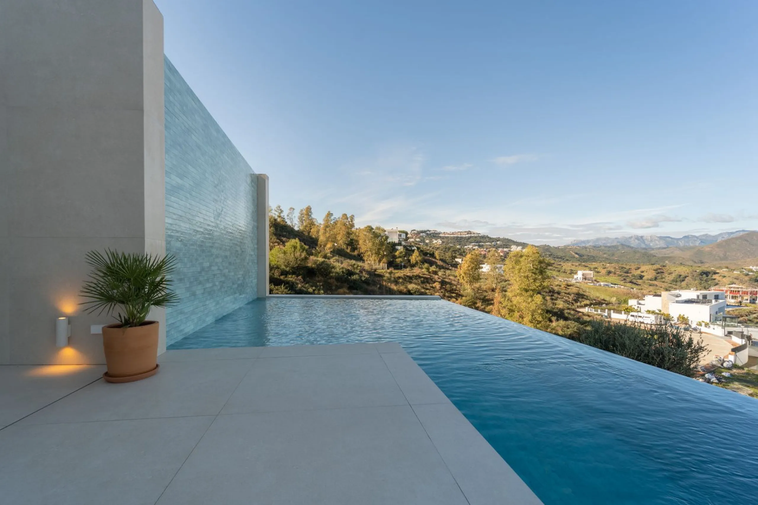 House - Detached Villa в продаже в Mijas, Málaga. В доме 5 спален и 5 ванных комнат. Площадь дома 890 м². Площадь участка 1519 м²