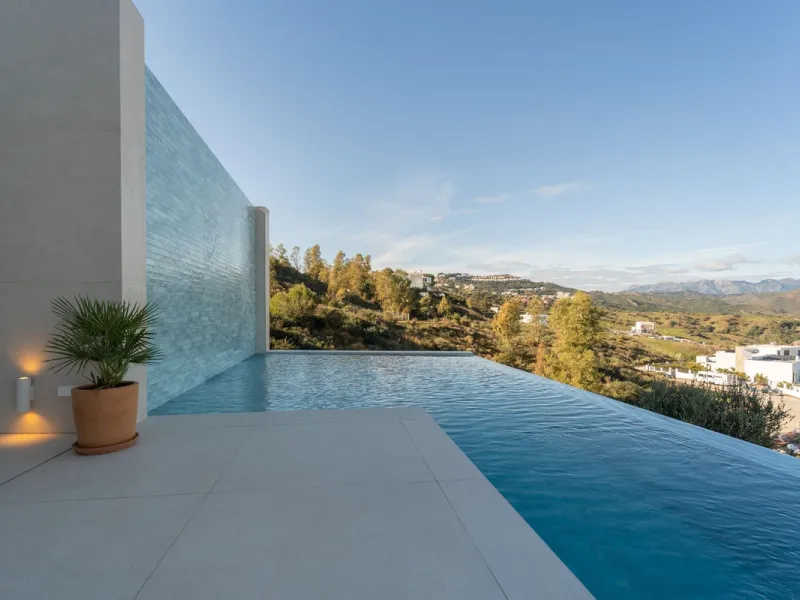 House - Detached Villa в продаже в Mijas, Málaga. В доме 5 спален и 5 ванных комнат. Площадь дома 890 м². Площадь участка 1519 м²