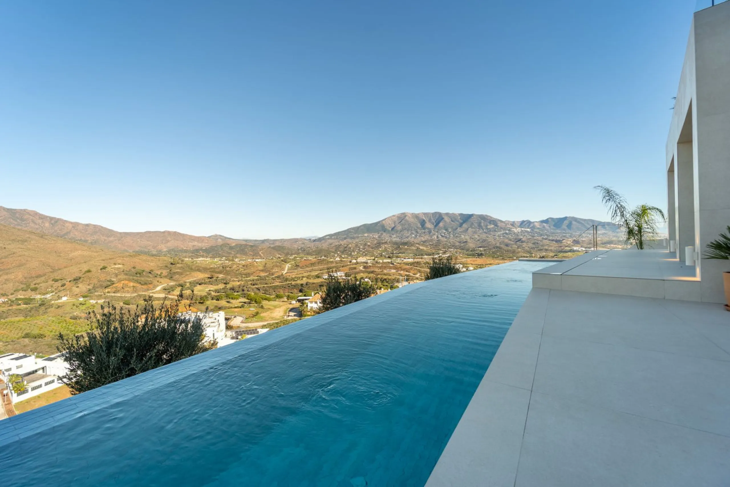 House - Detached Villa в продаже в Mijas, Málaga. В доме 5 спален и 5 ванных комнат. Площадь дома 890 м². Площадь участка 1519 м²