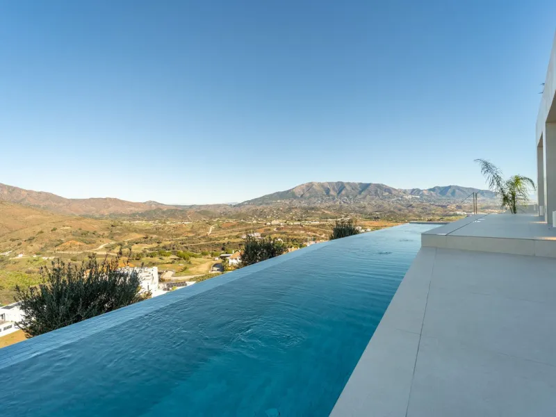 House - Detached Villa в продаже в Mijas, Málaga. В доме 5 спален и 5 ванных комнат. Площадь дома 890 м². Площадь участка 1519 м²