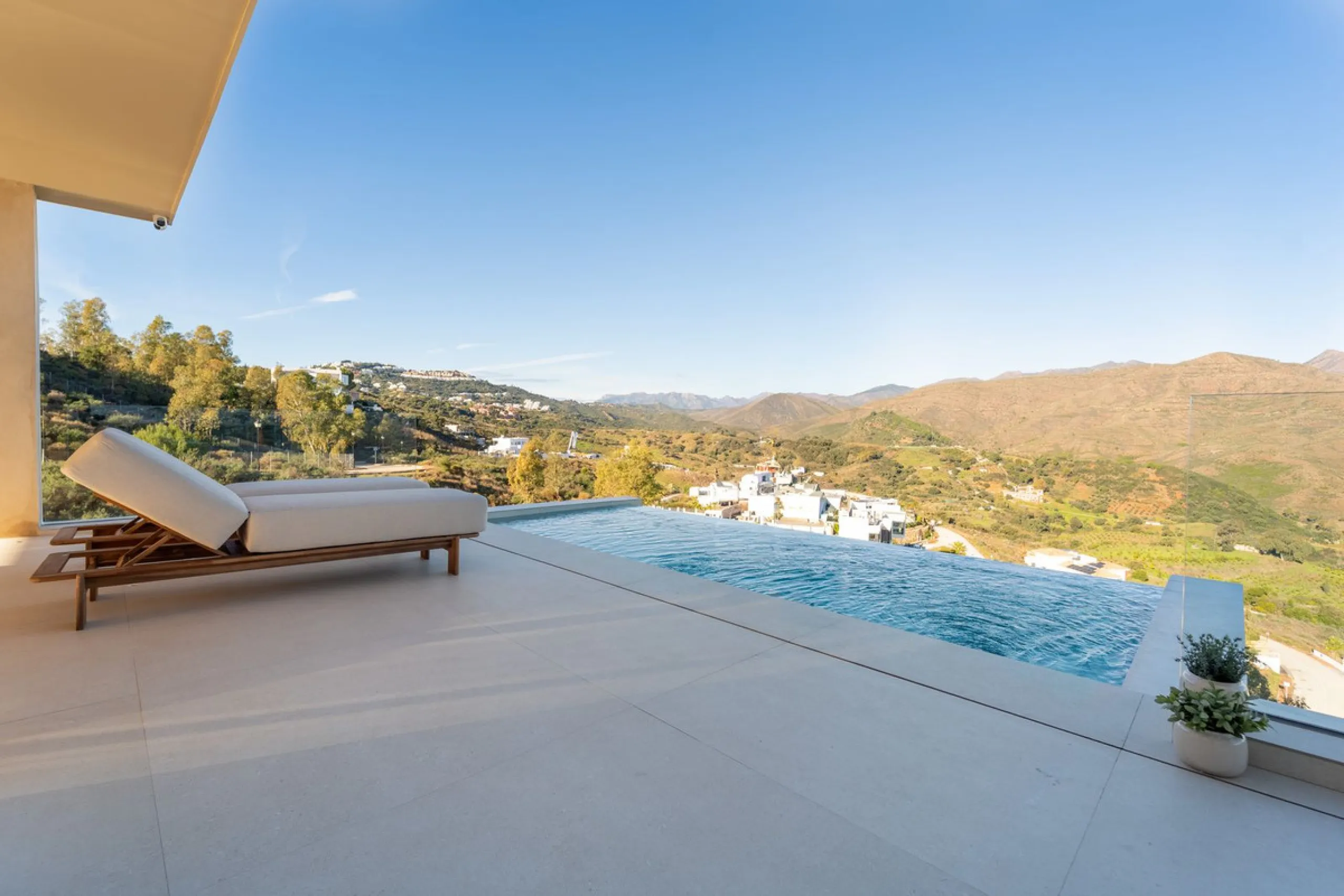 House - Detached Villa в продаже в Mijas, Málaga. В доме 5 спален и 5 ванных комнат. Площадь дома 890 м². Площадь участка 1519 м²