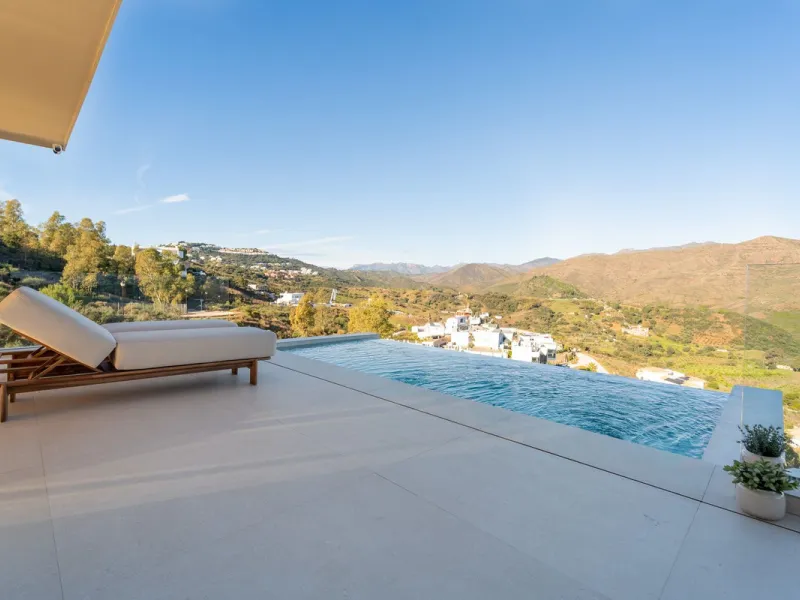 House - Detached Villa в продаже в Mijas, Málaga. В доме 5 спален и 5 ванных комнат. Площадь дома 890 м². Площадь участка 1519 м²