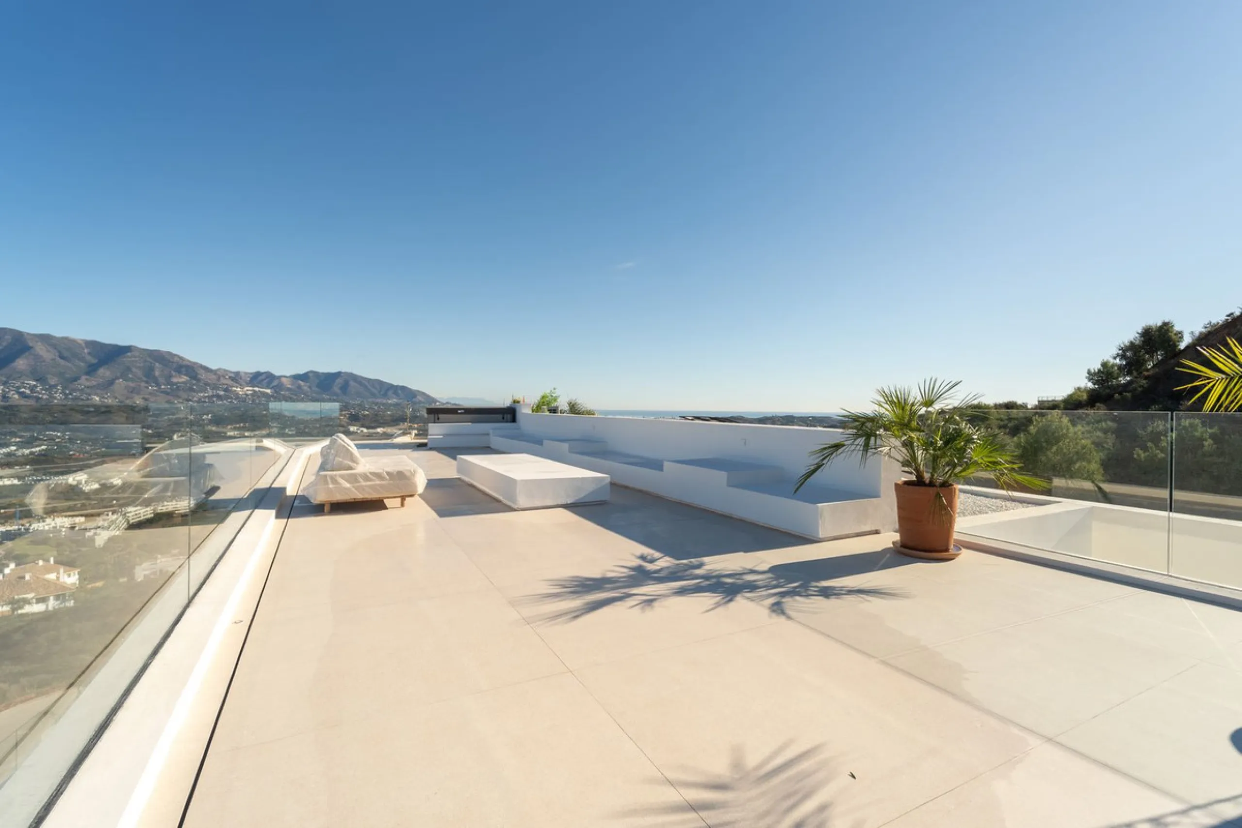House - Detached Villa в продаже в Mijas, Málaga. В доме 5 спален и 5 ванных комнат. Площадь дома 890 м². Площадь участка 1519 м²