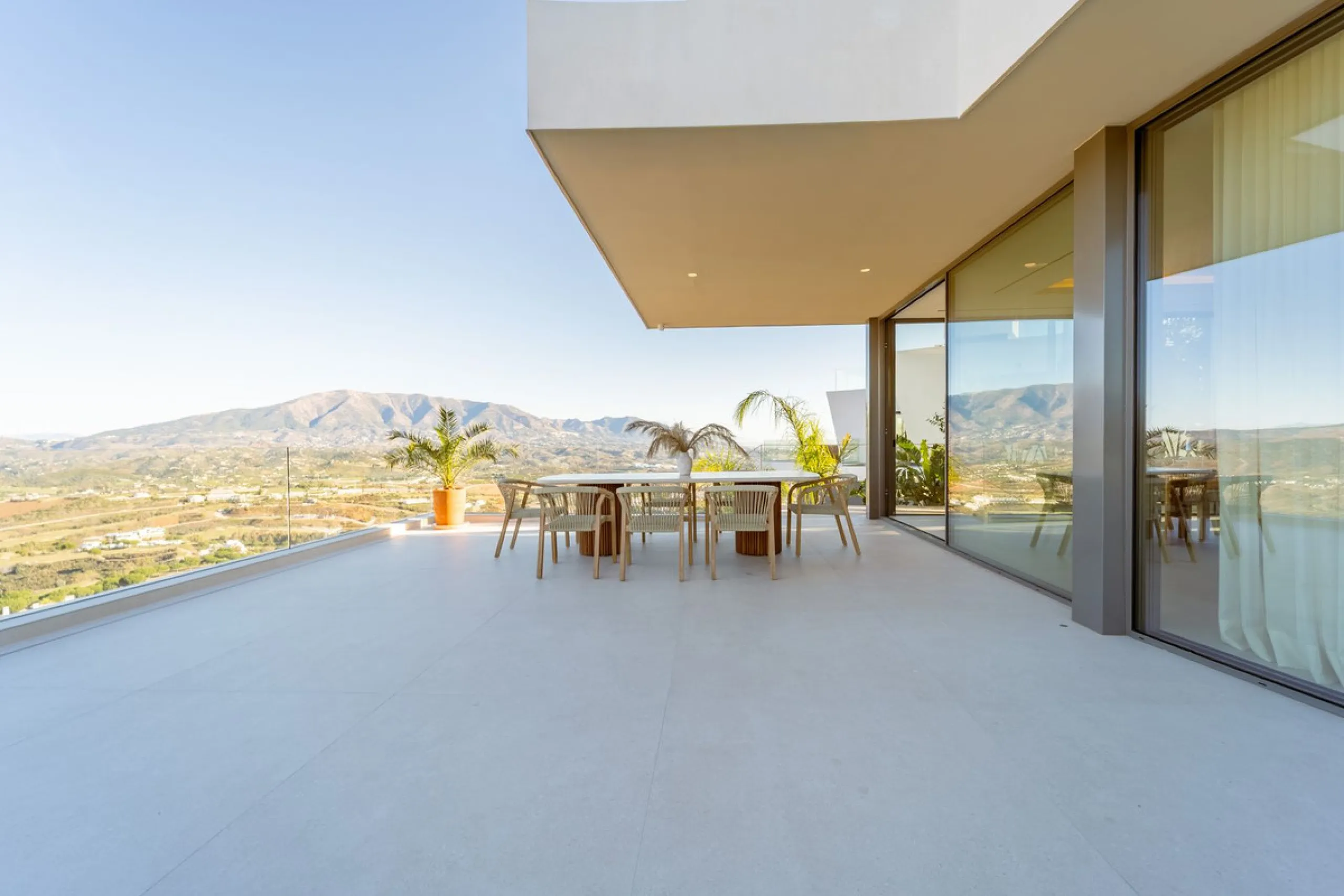 House - Detached Villa в продаже в Mijas, Málaga. В доме 5 спален и 5 ванных комнат. Площадь дома 890 м². Площадь участка 1519 м²