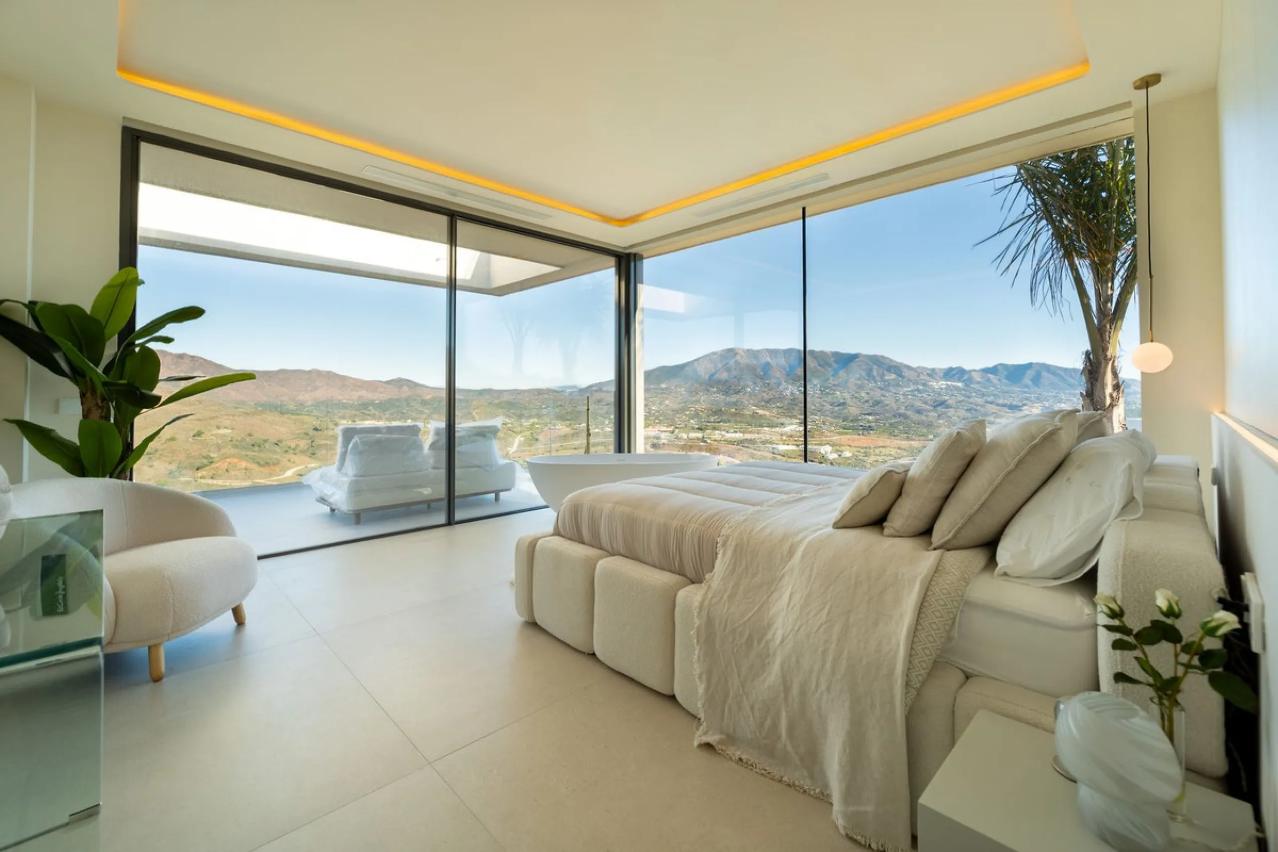 House - Detached Villa в продаже в Mijas, Málaga. В доме 5 спален и 5 ванных комнат. Площадь дома 890 м². Площадь участка 1519 м²