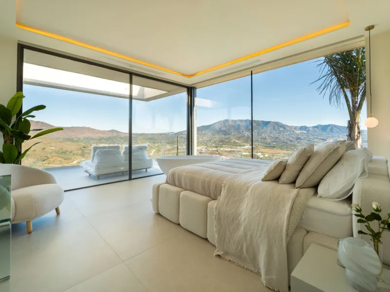 House - Detached Villa в продаже в Mijas, Málaga. В доме 5 спален и 5 ванных комнат. Площадь дома 890 м². Площадь участка 1519 м²