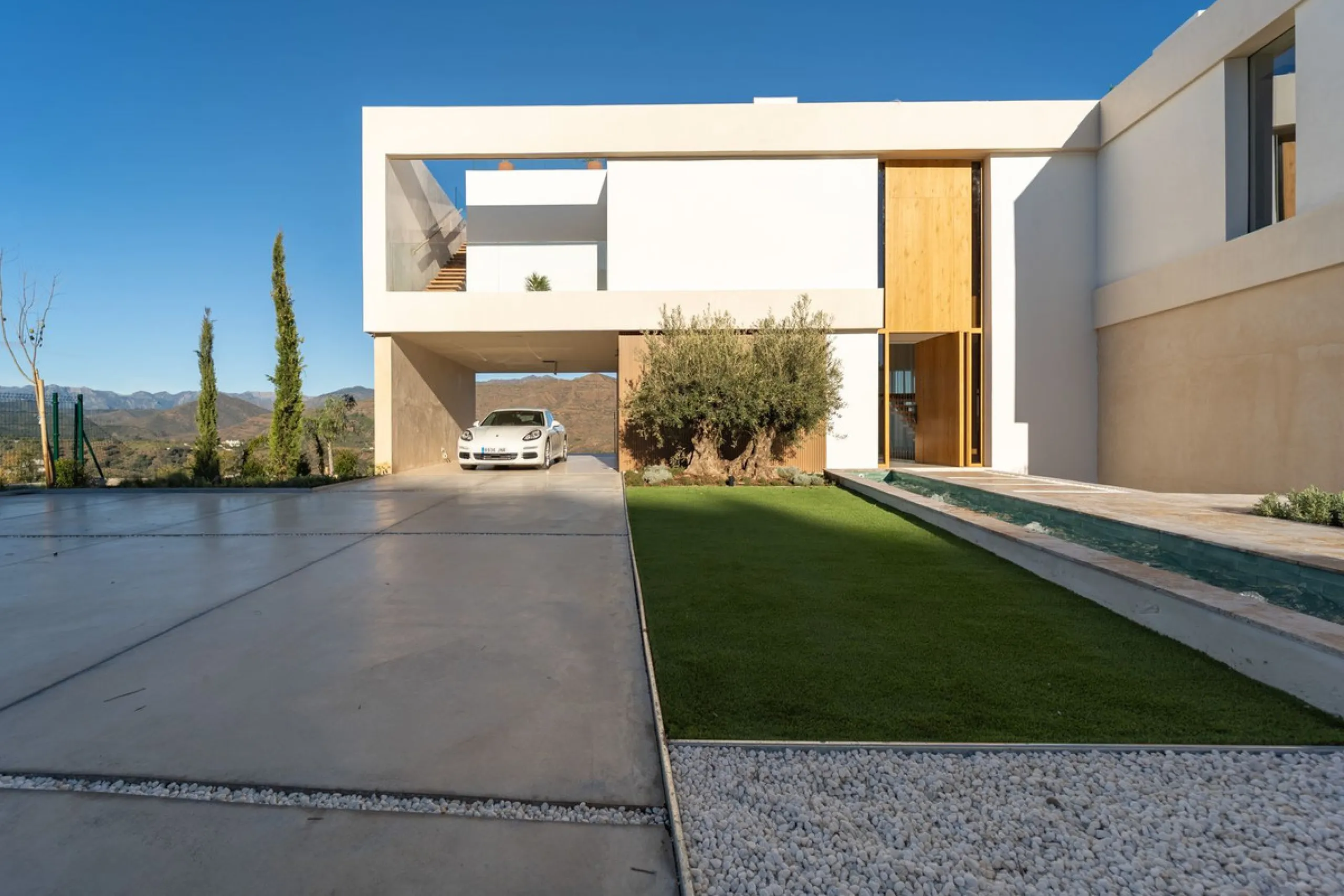 House - Detached Villa в продаже в Mijas, Málaga. В доме 5 спален и 5 ванных комнат. Площадь дома 890 м². Площадь участка 1519 м²