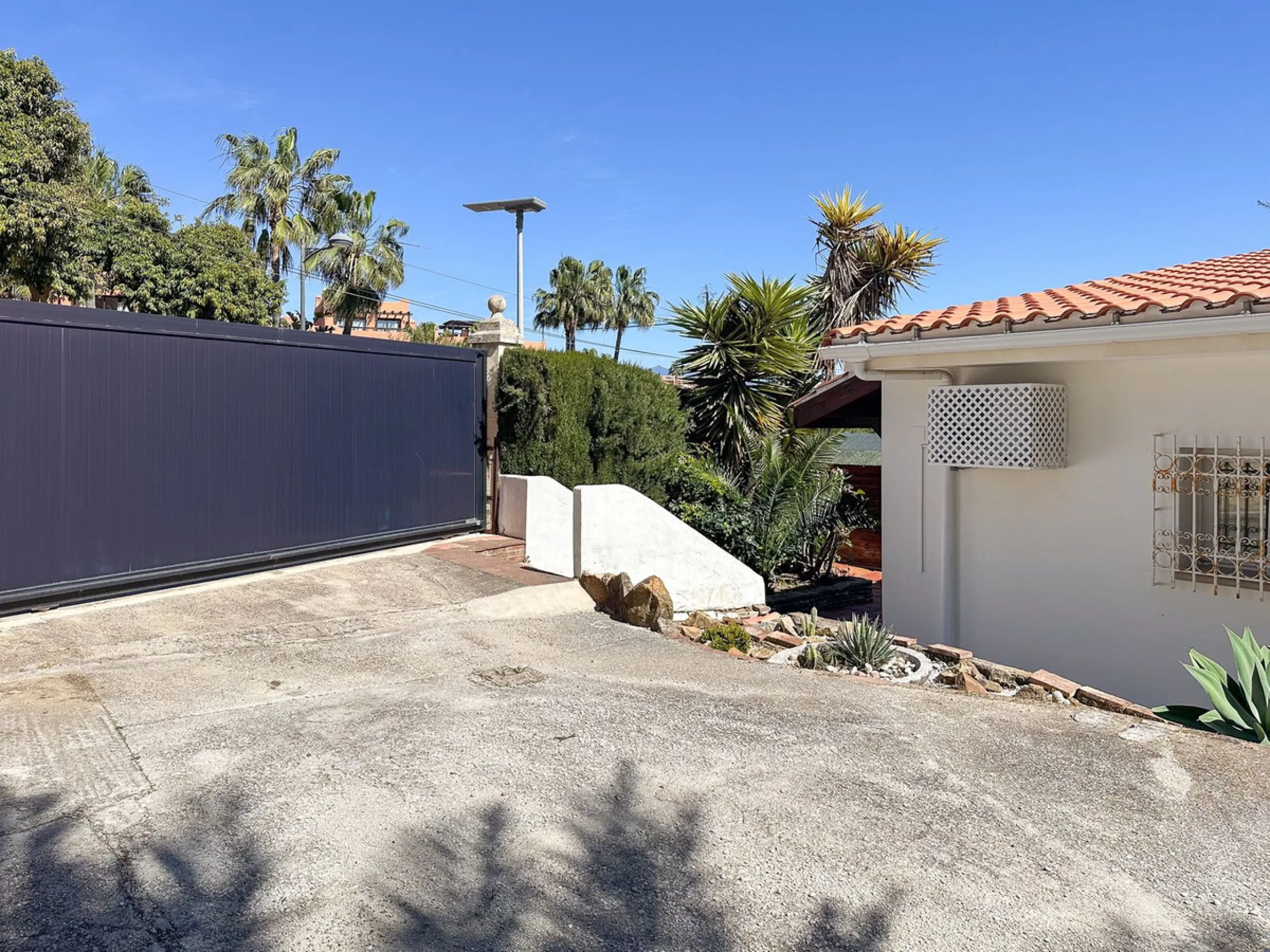 Villa with 1,500 m² Plot and Sea Views in Estepona – A Unique Opportunity with Great Potential