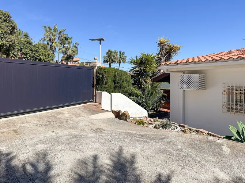 Villa with 1,500 m² Plot and Sea Views in Estepona – A Unique Opportunity with Great Potential