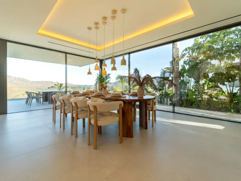 House - Detached Villa в продаже в Mijas, Málaga. В доме 5 спален и 5 ванных комнат. Площадь дома 890 м². Площадь участка 1519 м²