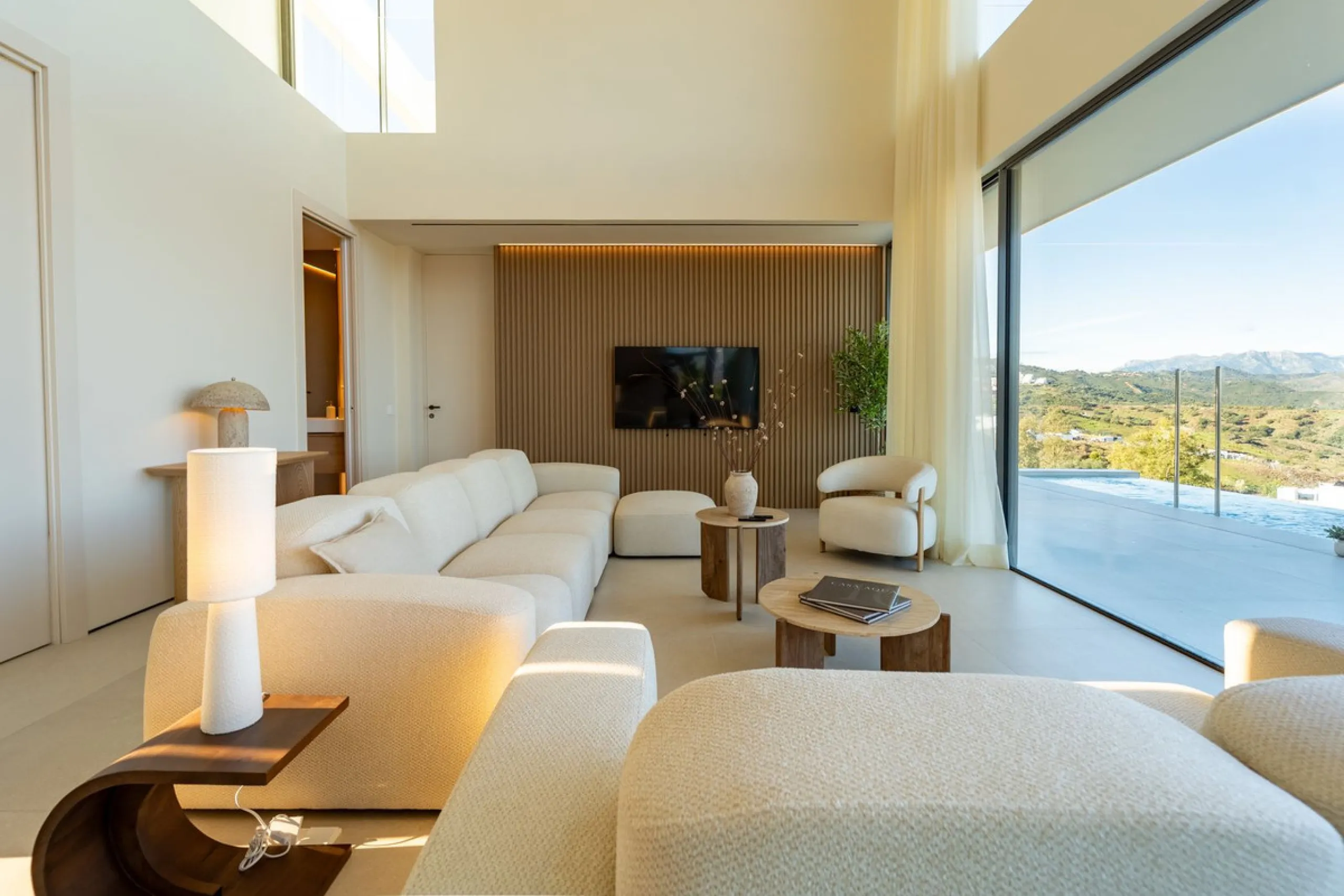 House - Detached Villa в продаже в Mijas, Málaga. В доме 5 спален и 5 ванных комнат. Площадь дома 890 м². Площадь участка 1519 м²