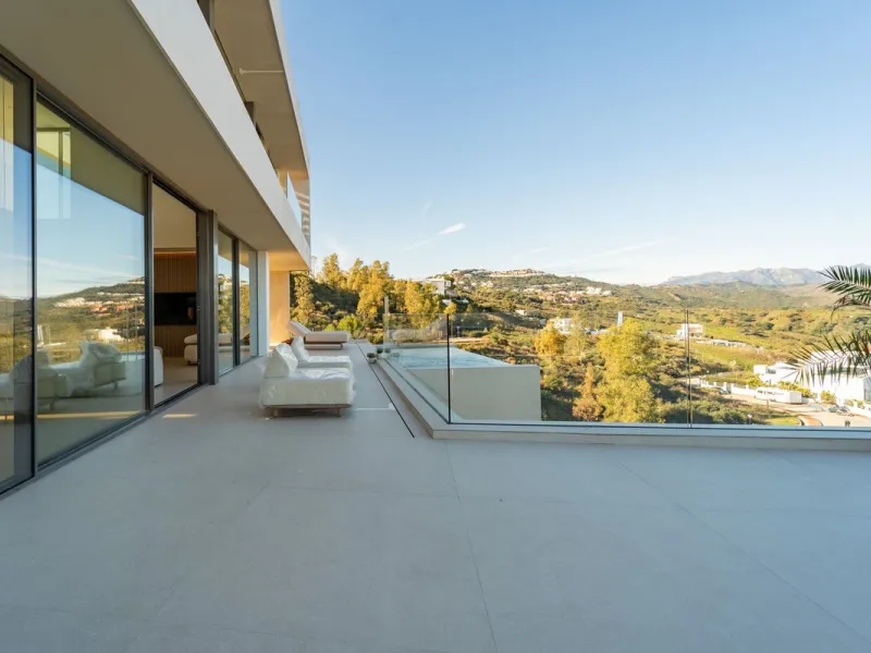 House - Detached Villa в продаже в Mijas, Málaga. В доме 5 спален и 5 ванных комнат. Площадь дома 890 м². Площадь участка 1519 м²
