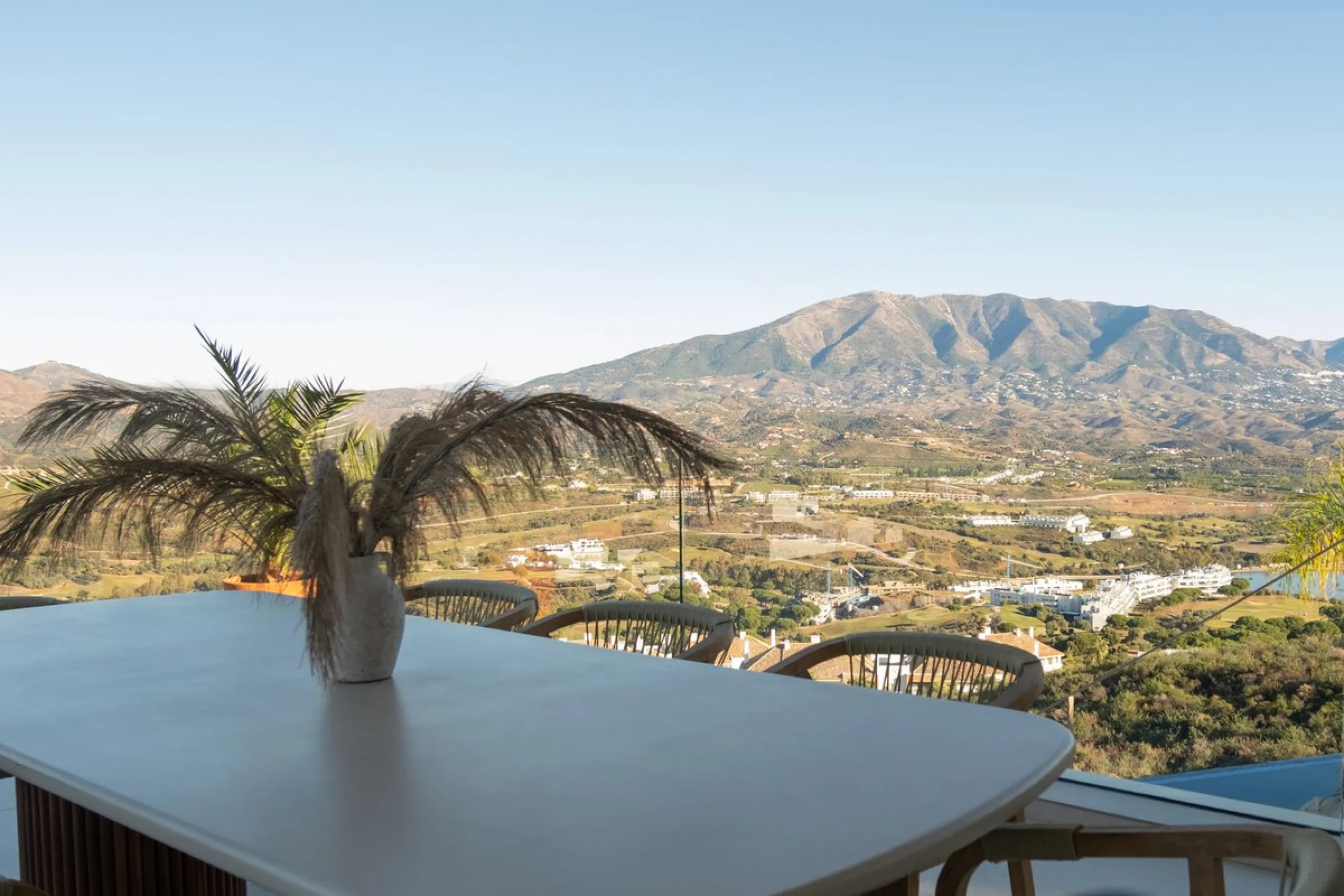 House - Detached Villa в продаже в Mijas, Málaga. В доме 5 спален и 5 ванных комнат. Площадь дома 890 м². Площадь участка 1519 м²