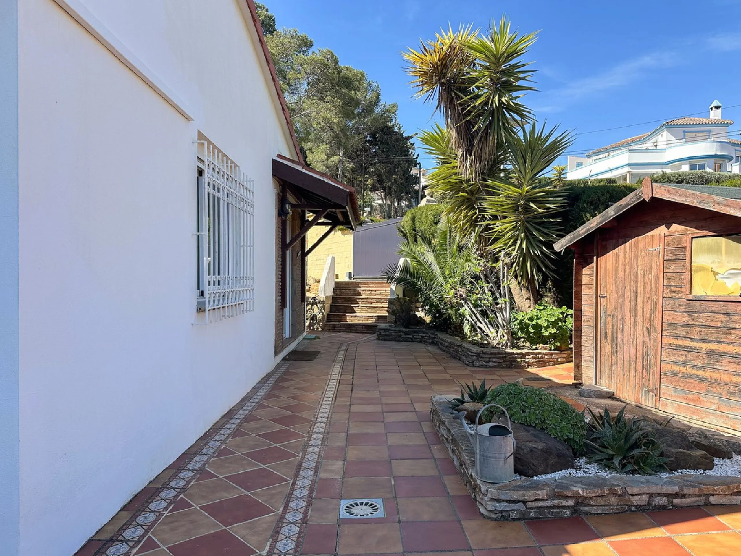 Villa with 1,500 m² Plot and Sea Views in Estepona – A Unique Opportunity with Great Potential