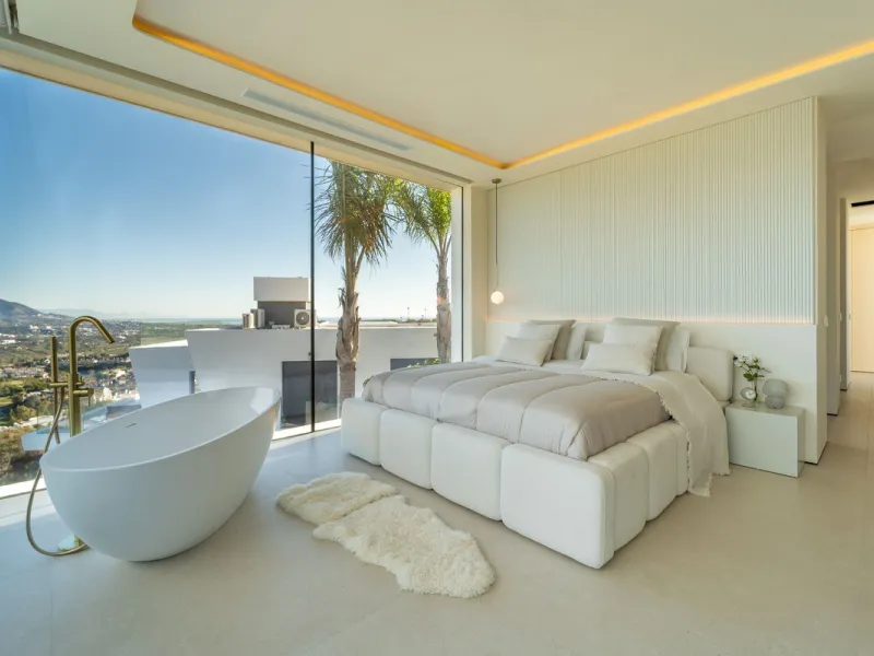 House - Detached Villa в продаже в Mijas, Málaga. В доме 5 спален и 5 ванных комнат. Площадь дома 890 м². Площадь участка 1519 м²