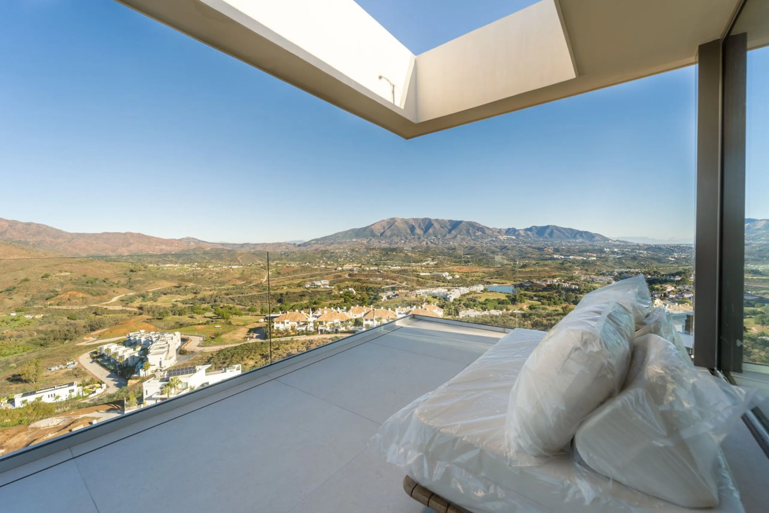 House - Detached Villa в продаже в Mijas, Málaga. В доме 5 спален и 5 ванных комнат. Площадь дома 890 м². Площадь участка 1519 м²