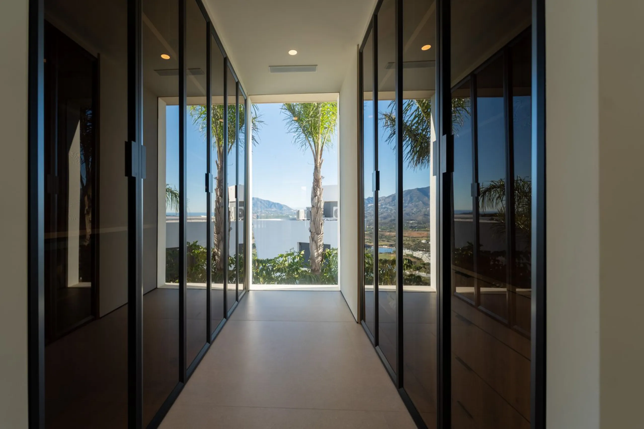 House - Detached Villa в продаже в Mijas, Málaga. В доме 5 спален и 5 ванных комнат. Площадь дома 890 м². Площадь участка 1519 м²