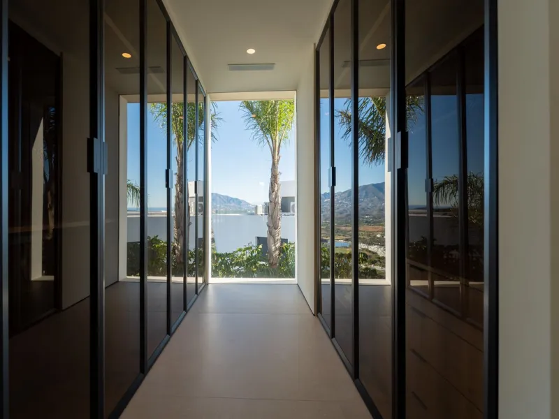 House - Detached Villa в продаже в Mijas, Málaga. В доме 5 спален и 5 ванных комнат. Площадь дома 890 м². Площадь участка 1519 м²