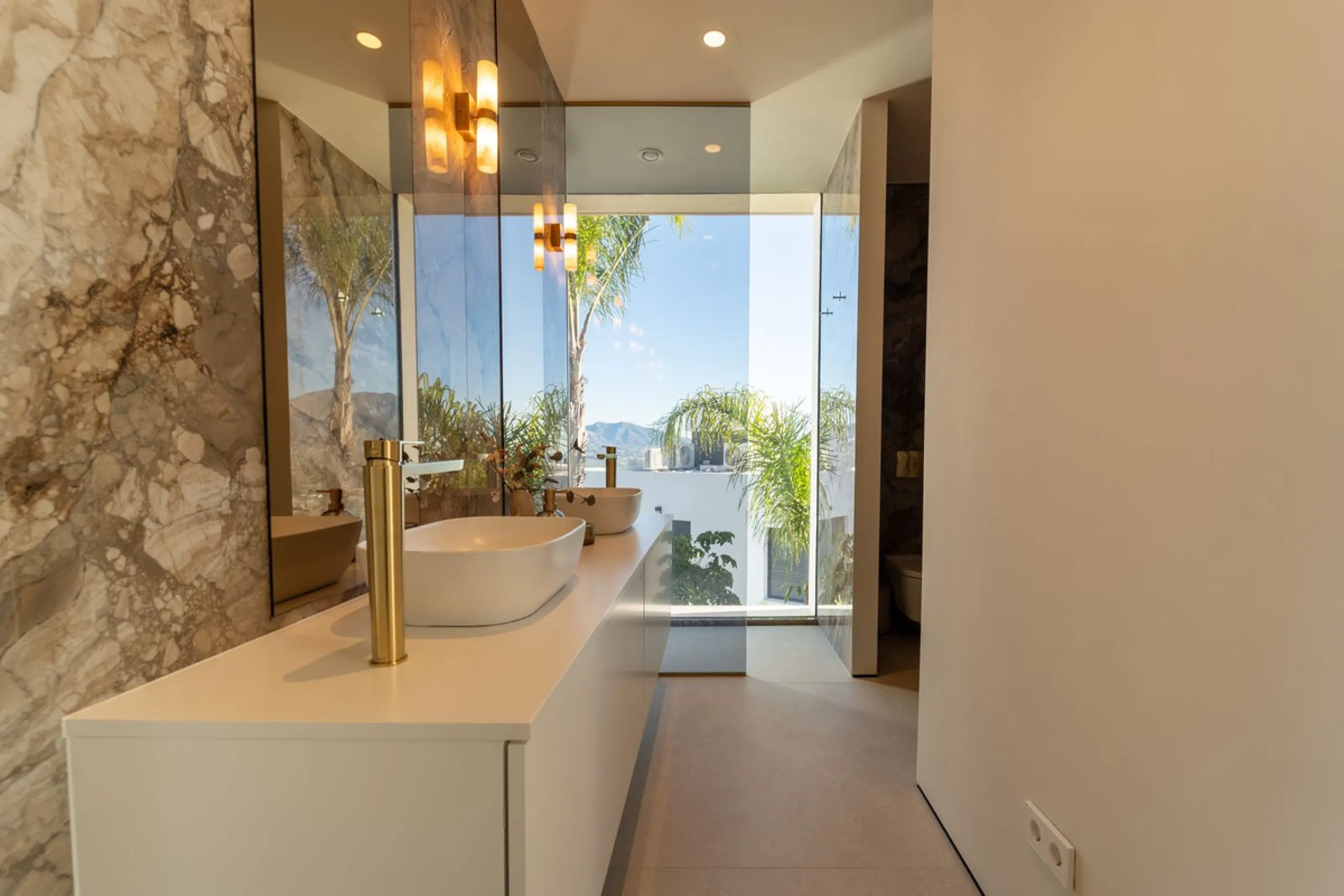 House - Detached Villa в продаже в Mijas, Málaga. В доме 5 спален и 5 ванных комнат. Площадь дома 890 м². Площадь участка 1519 м²