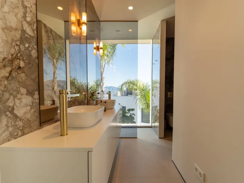 House - Detached Villa в продаже в Mijas, Málaga. В доме 5 спален и 5 ванных комнат. Площадь дома 890 м². Площадь участка 1519 м²