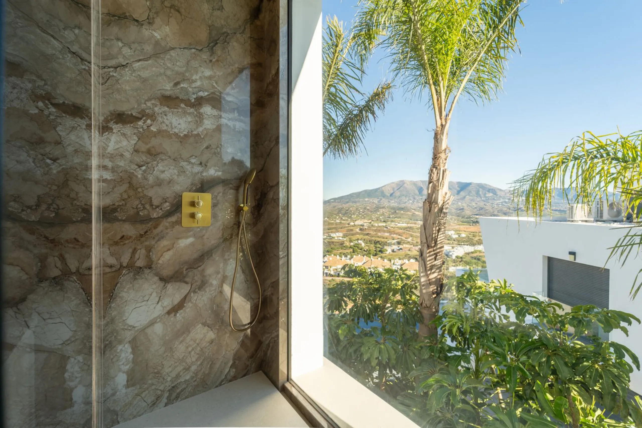 House - Detached Villa в продаже в Mijas, Málaga. В доме 5 спален и 5 ванных комнат. Площадь дома 890 м². Площадь участка 1519 м²