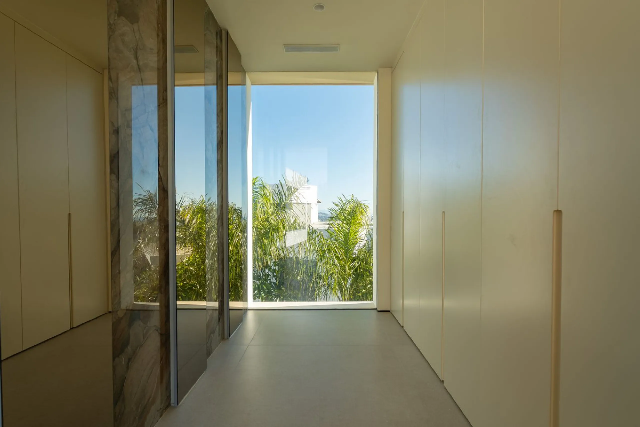 House - Detached Villa в продаже в Mijas, Málaga. В доме 5 спален и 5 ванных комнат. Площадь дома 890 м². Площадь участка 1519 м²