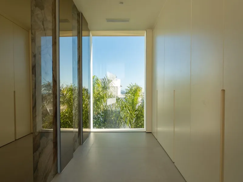 House - Detached Villa в продаже в Mijas, Málaga. В доме 5 спален и 5 ванных комнат. Площадь дома 890 м². Площадь участка 1519 м²