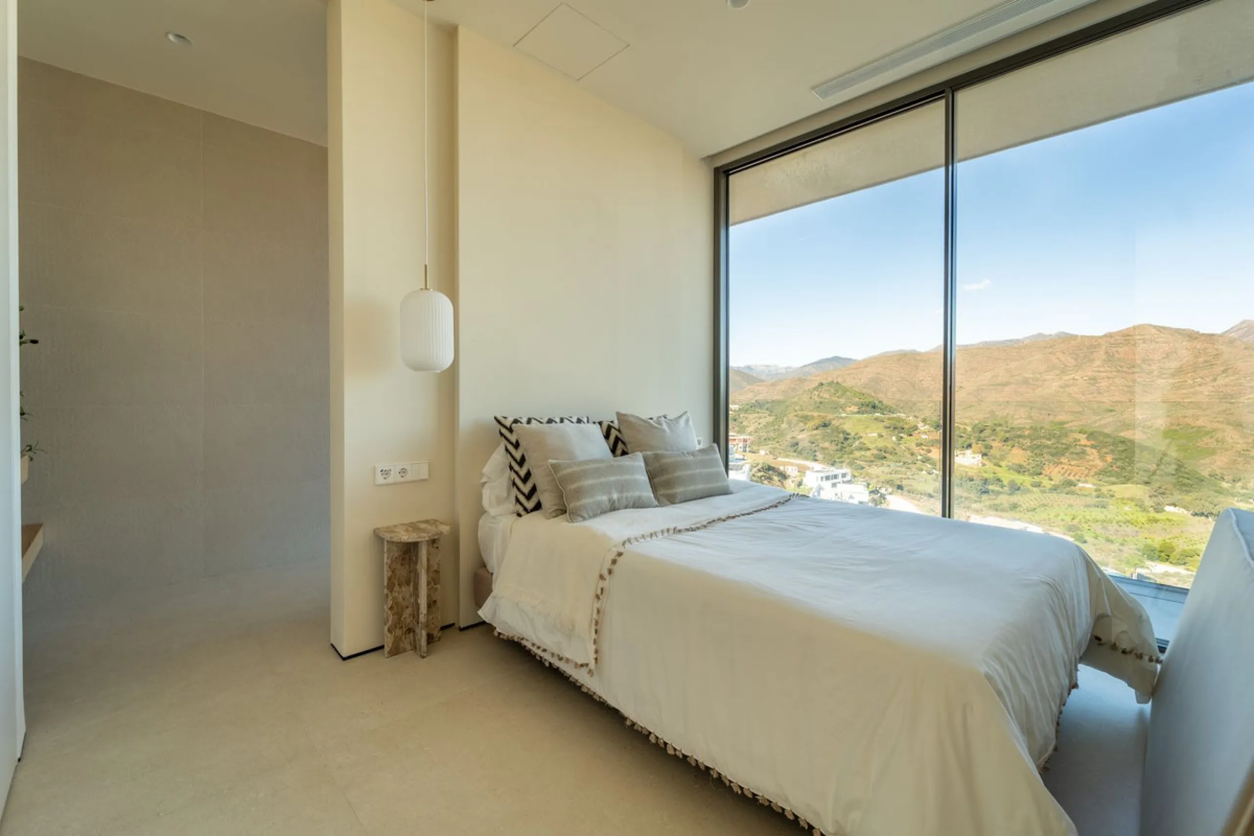 House - Detached Villa в продаже в Mijas, Málaga. В доме 5 спален и 5 ванных комнат. Площадь дома 890 м². Площадь участка 1519 м²