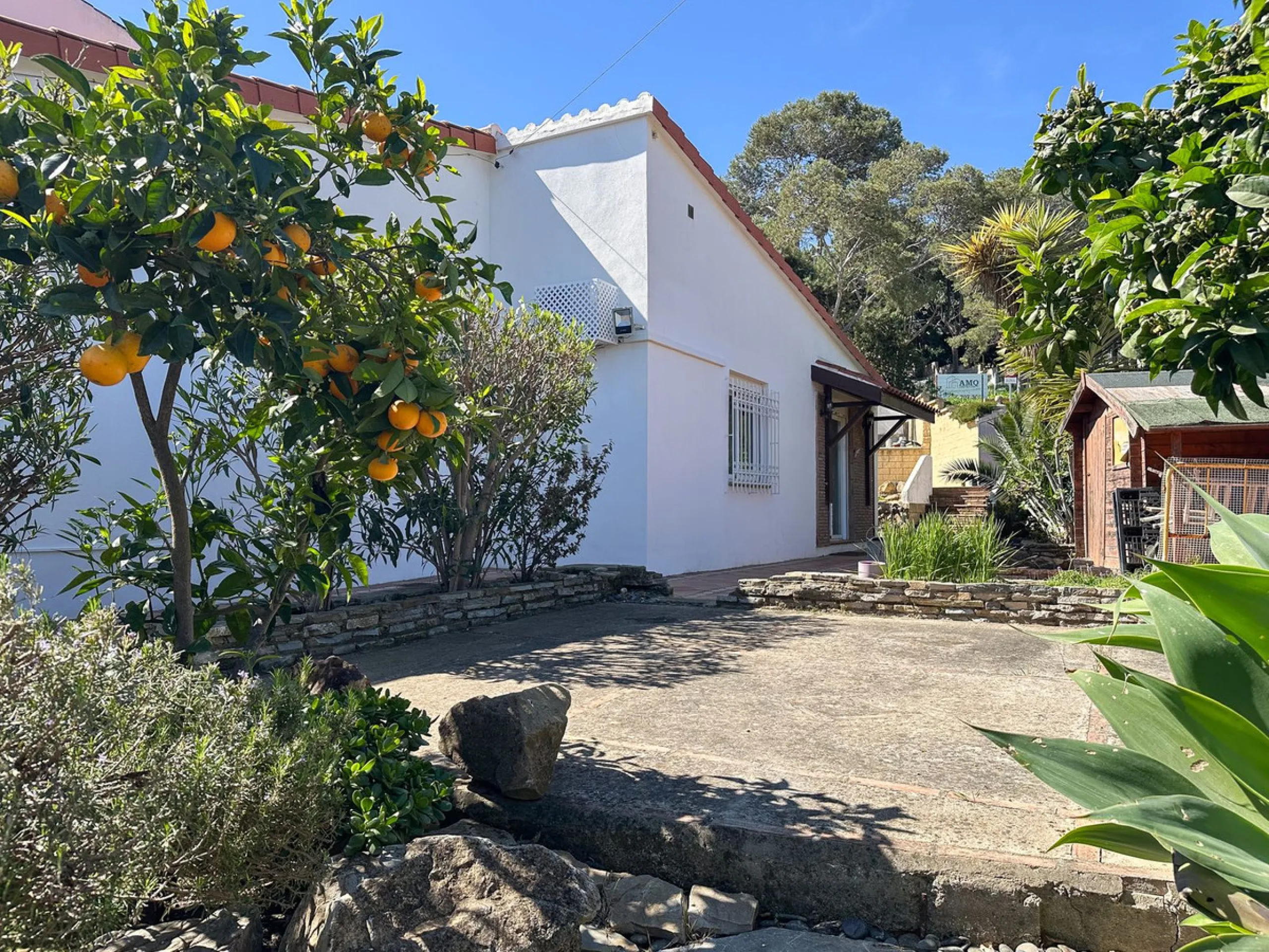 Villa with 1,500 m² Plot and Sea Views in Estepona – A Unique Opportunity with Great Potential