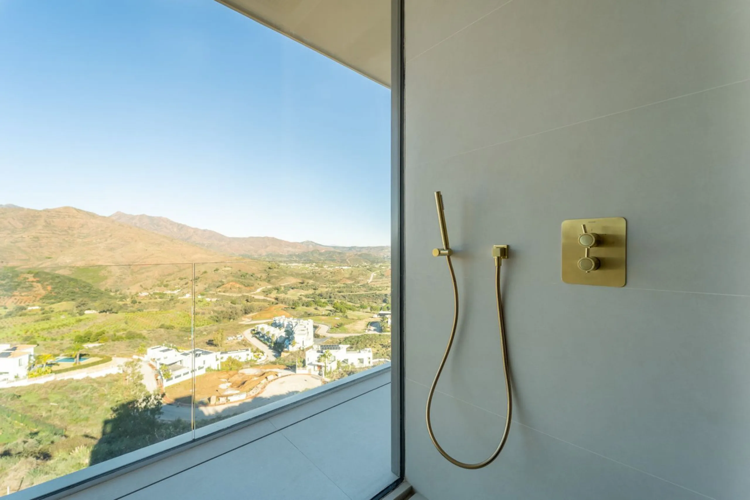 House - Detached Villa в продаже в Mijas, Málaga. В доме 5 спален и 5 ванных комнат. Площадь дома 890 м². Площадь участка 1519 м²