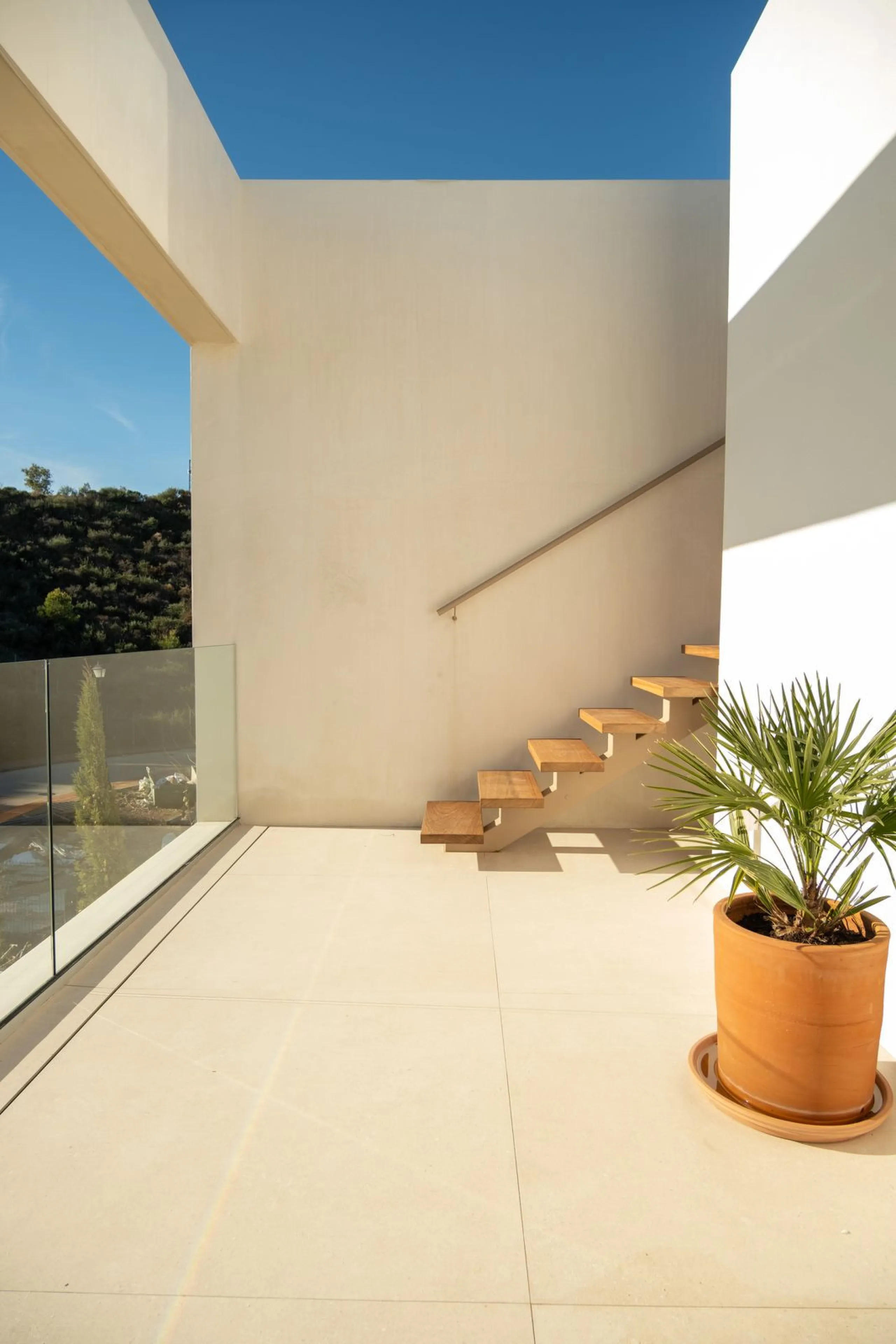 House - Detached Villa в продаже в Mijas, Málaga. В доме 5 спален и 5 ванных комнат. Площадь дома 890 м². Площадь участка 1519 м²