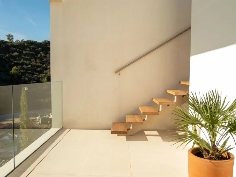 House - Detached Villa в продаже в Mijas, Málaga. В доме 5 спален и 5 ванных комнат. Площадь дома 890 м². Площадь участка 1519 м²