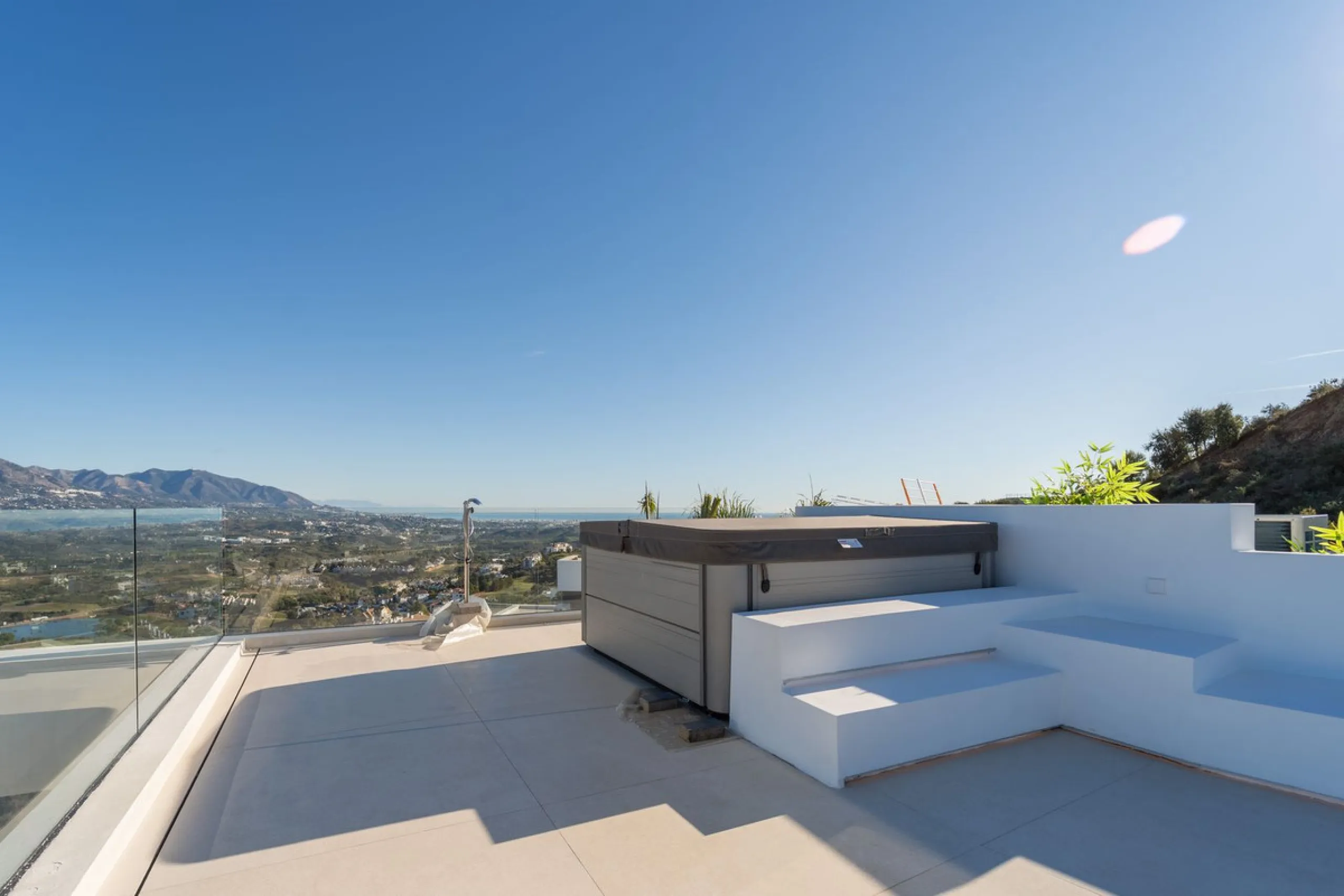House - Detached Villa в продаже в Mijas, Málaga. В доме 5 спален и 5 ванных комнат. Площадь дома 890 м². Площадь участка 1519 м²