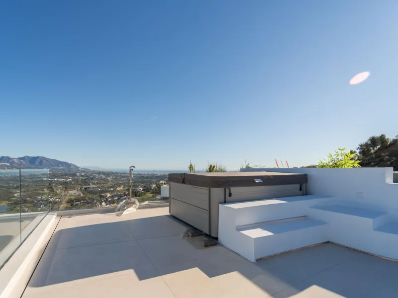 House - Detached Villa в продаже в Mijas, Málaga. В доме 5 спален и 5 ванных комнат. Площадь дома 890 м². Площадь участка 1519 м²