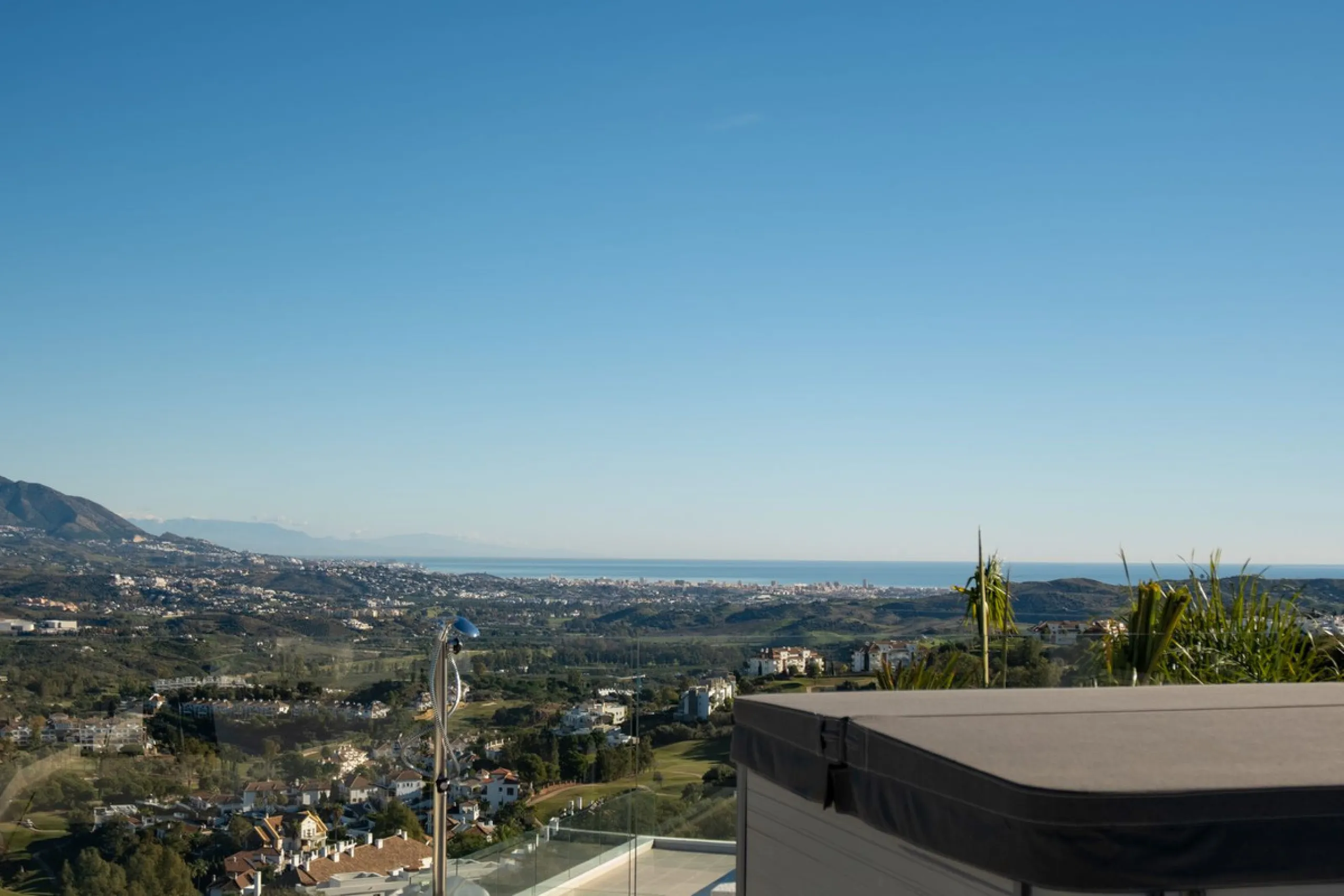 House - Detached Villa в продаже в Mijas, Málaga. В доме 5 спален и 5 ванных комнат. Площадь дома 890 м². Площадь участка 1519 м²