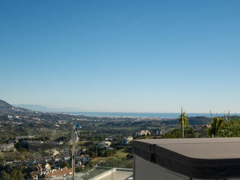 House - Detached Villa в продаже в Mijas, Málaga. В доме 5 спален и 5 ванных комнат. Площадь дома 890 м². Площадь участка 1519 м²