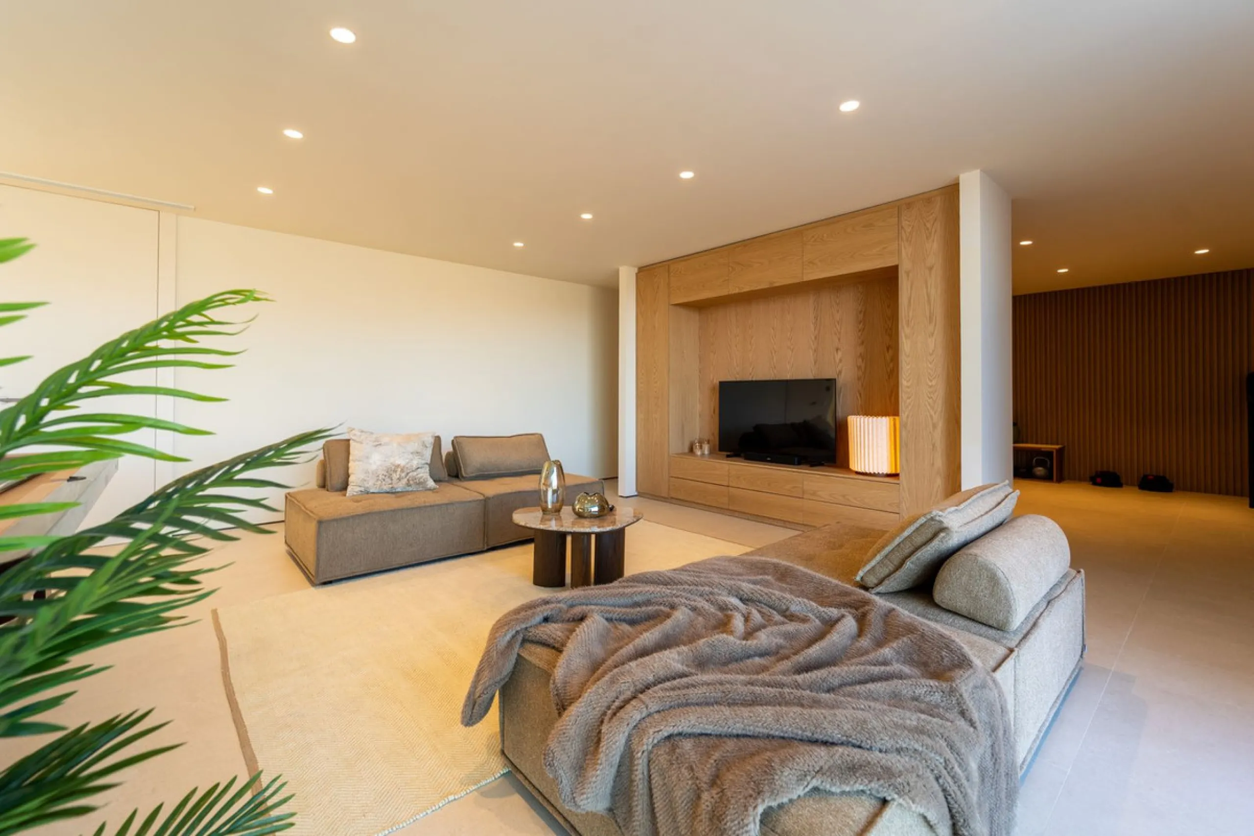 House - Detached Villa в продаже в Mijas, Málaga. В доме 5 спален и 5 ванных комнат. Площадь дома 890 м². Площадь участка 1519 м²