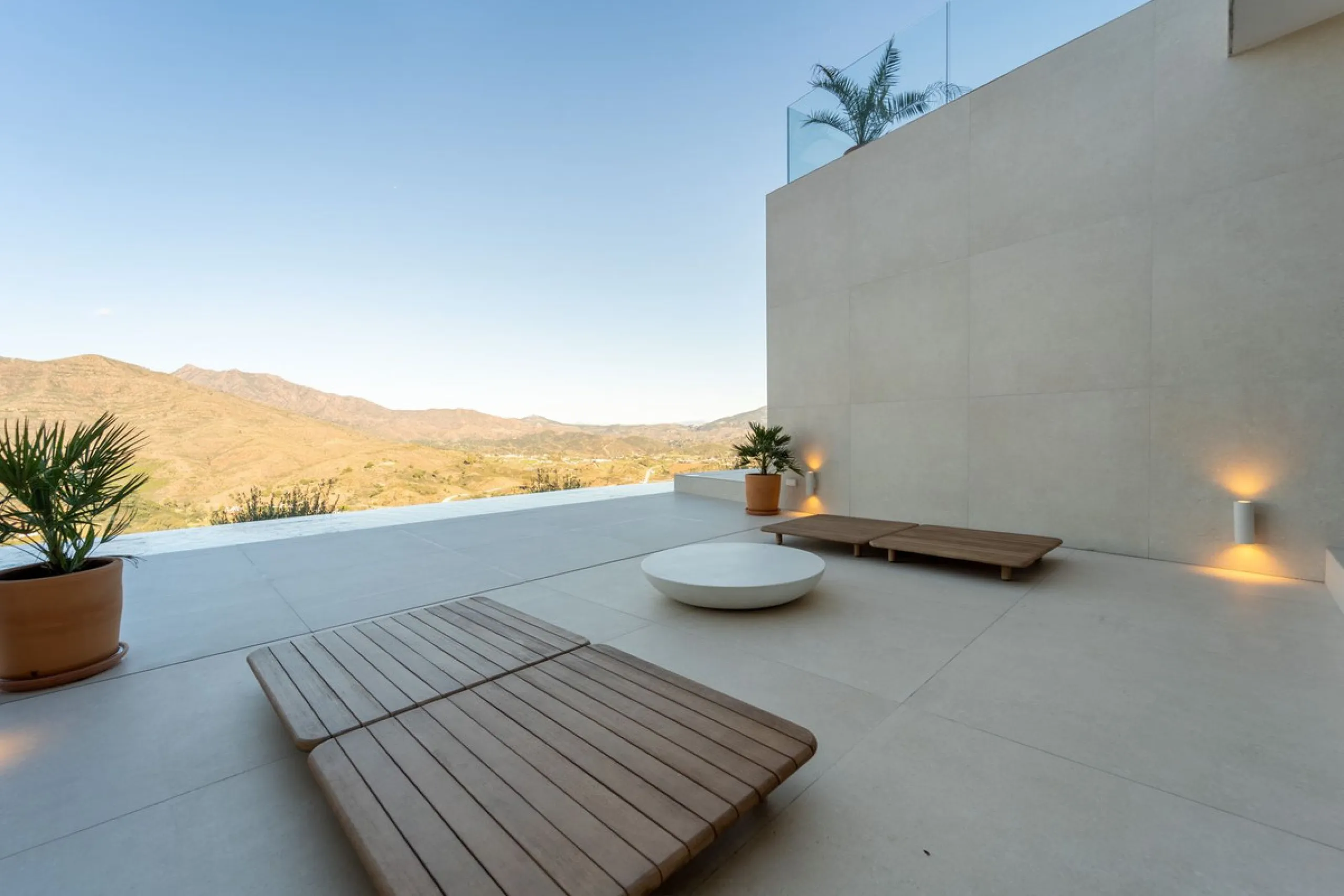 House - Detached Villa в продаже в Mijas, Málaga. В доме 5 спален и 5 ванных комнат. Площадь дома 890 м². Площадь участка 1519 м²
