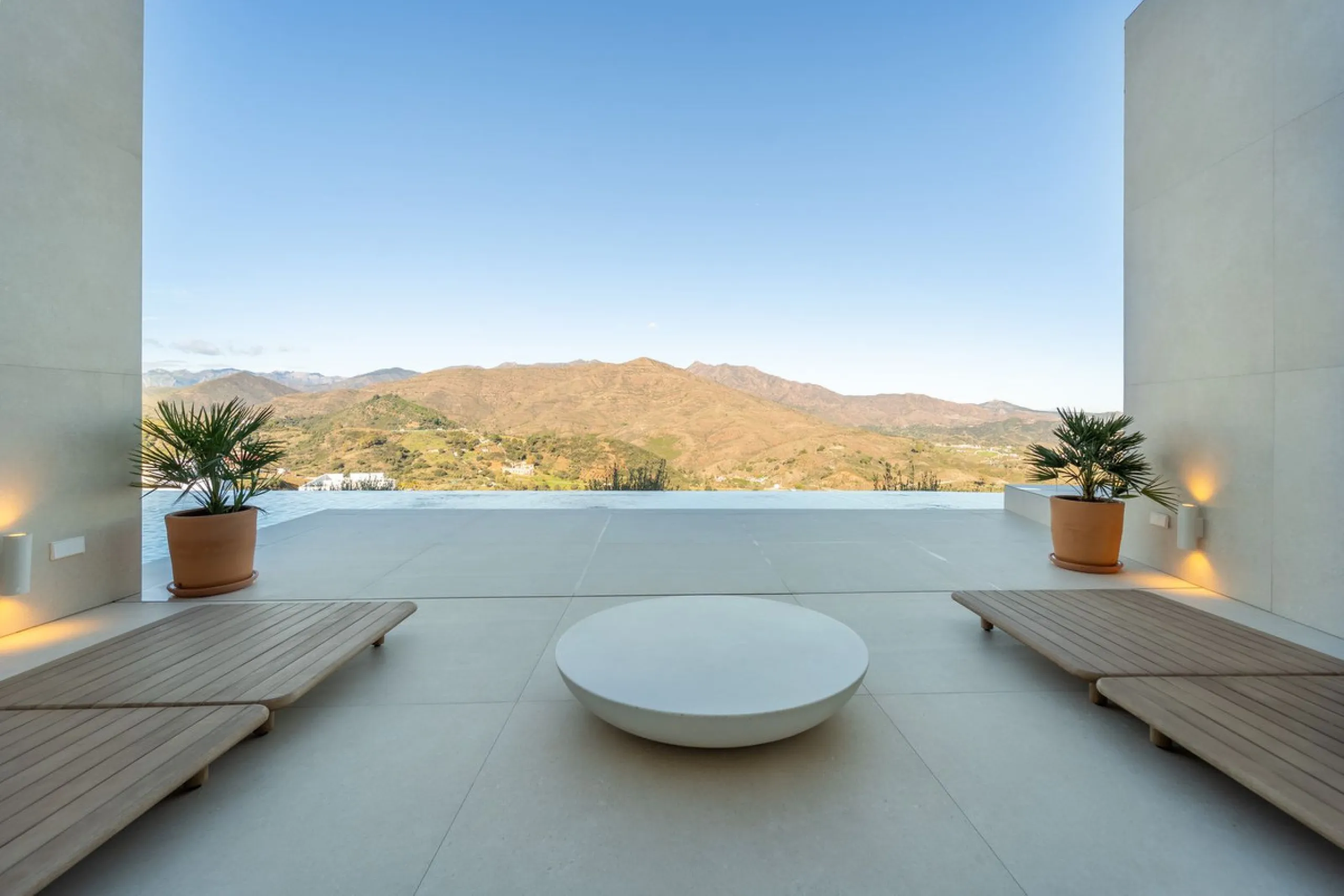 House - Detached Villa в продаже в Mijas, Málaga. В доме 5 спален и 5 ванных комнат. Площадь дома 890 м². Площадь участка 1519 м²