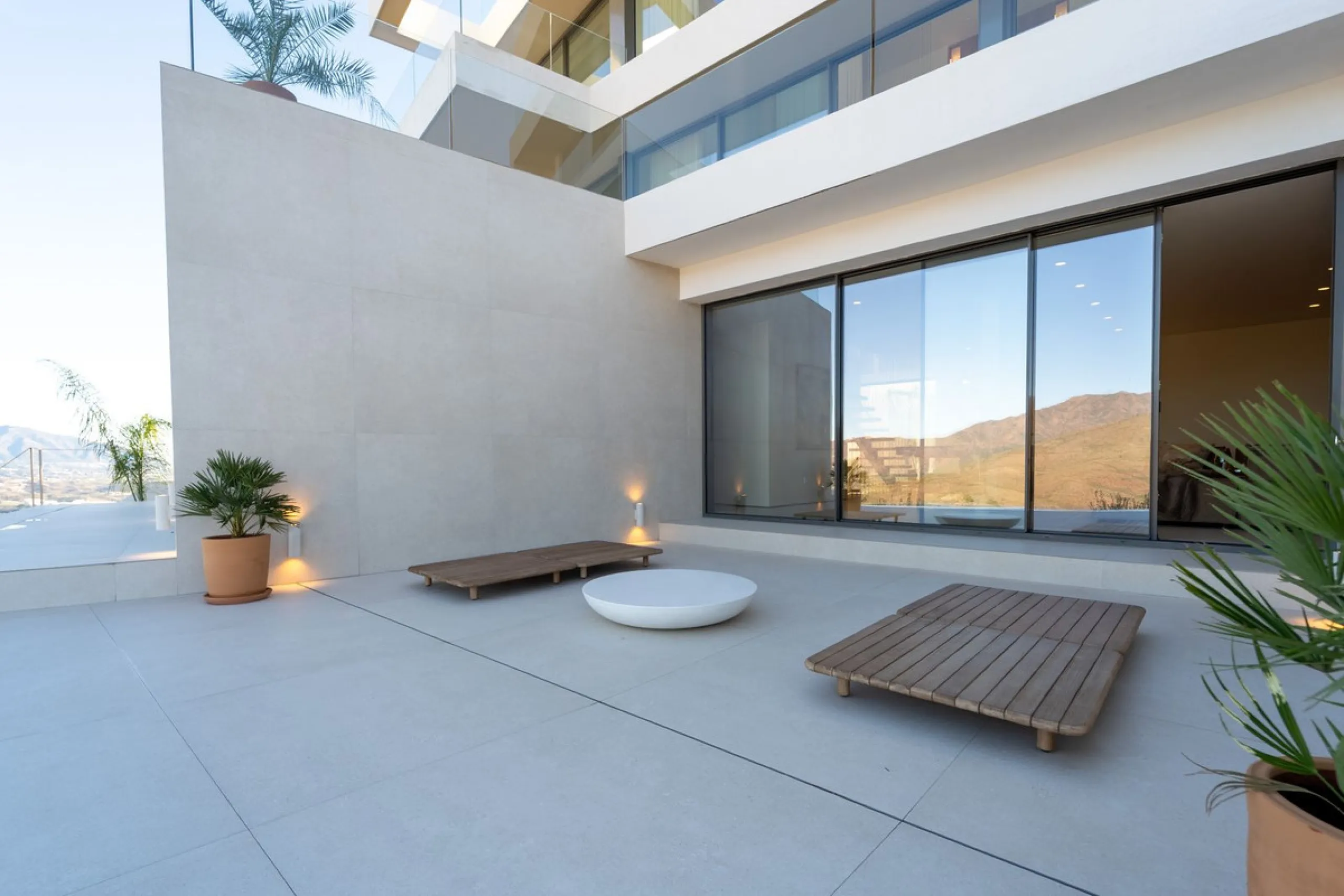 House - Detached Villa в продаже в Mijas, Málaga. В доме 5 спален и 5 ванных комнат. Площадь дома 890 м². Площадь участка 1519 м²