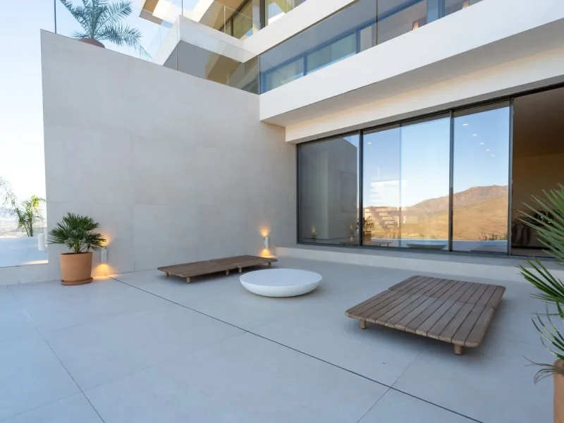 House - Detached Villa в продаже в Mijas, Málaga. В доме 5 спален и 5 ванных комнат. Площадь дома 890 м². Площадь участка 1519 м²