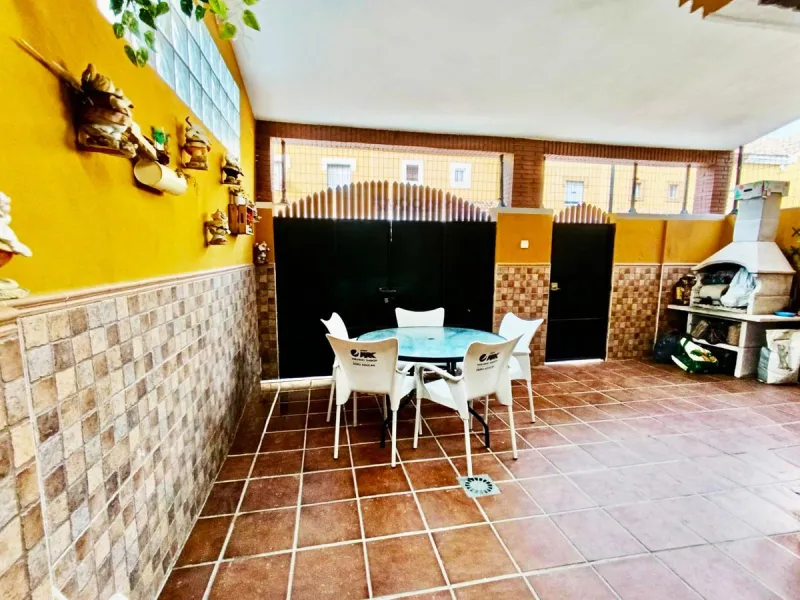 Magnificent semi-detached house in Alhaurín de la Torre, located in the sought-after area of El Romeral – Peñón Zapata, a quiet, family-friendly location with good transport links and all amenities nearby.