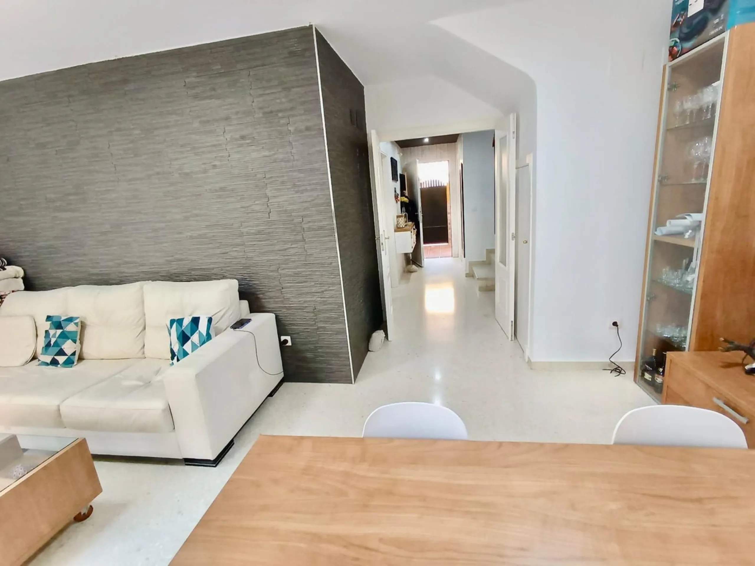 Magnificent semi-detached house in Alhaurín de la Torre, located in the sought-after area of El Romeral – Peñón Zapata, a quiet, family-friendly location with good transport links and all amenities nearby.