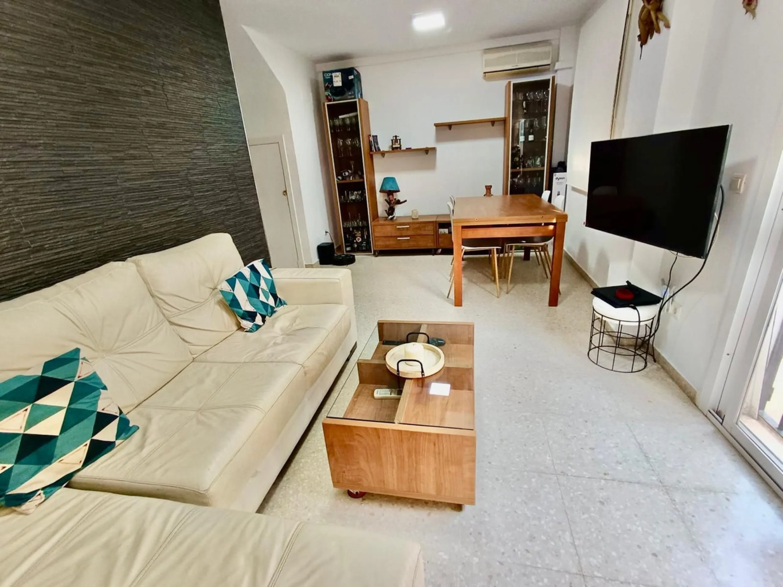 Magnificent semi-detached house in Alhaurín de la Torre, located in the sought-after area of El Romeral – Peñón Zapata, a quiet, family-friendly location with good transport links and all amenities nearby.